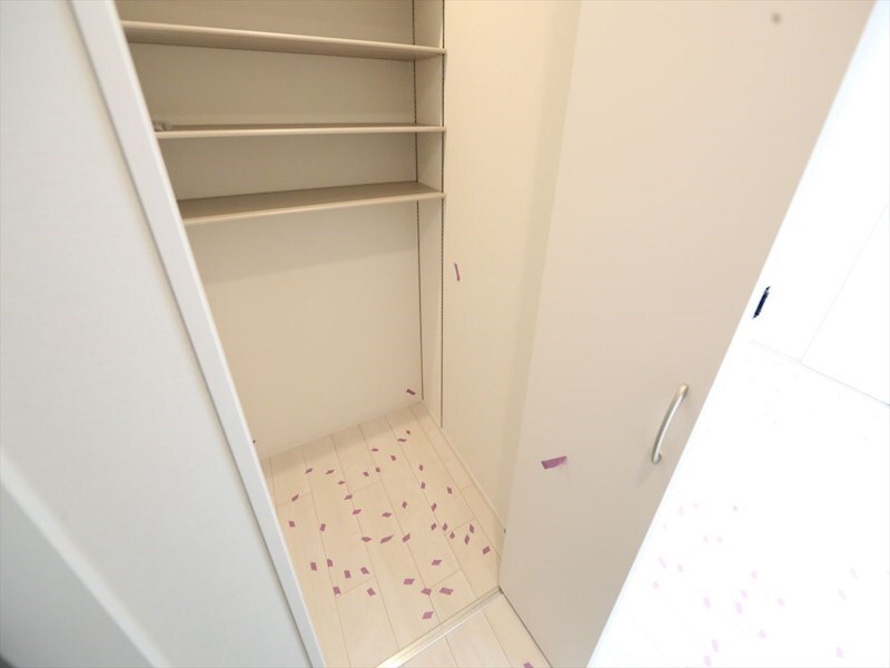 物件内観写真8　(玄関　シューズクローク付（収納充実してます）)