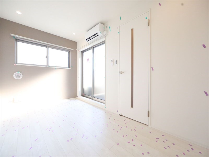 物件内観写真14　(ＬＤＫ8.1帖　システムキッチン　エアコン完備　バルコニー)