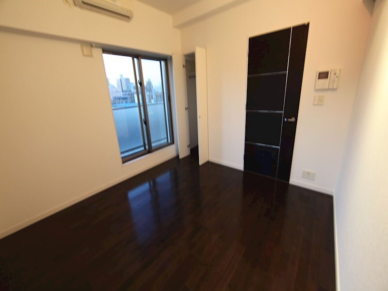 物件内観写真2　(洋室7帖　2面採光　エアコン完備　バルコニー)