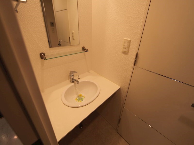 物件内観写真3　(脱衣所　オシャレな独立洗面台)