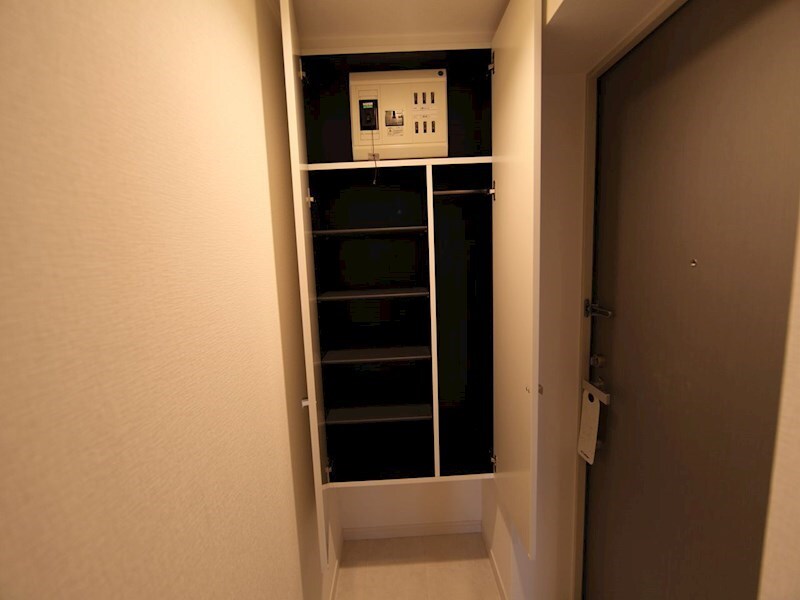 物件内観写真6　(玄関　シューズボックス付（収納充実してます）)