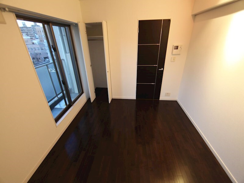 物件内観写真9　(洋室7帖　クローゼット（収納充実してます）)