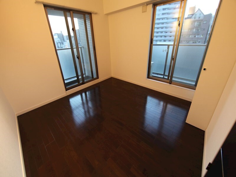 物件内観写真10　(洋室7帖　2面採光　エアコン完備　バルコニー)