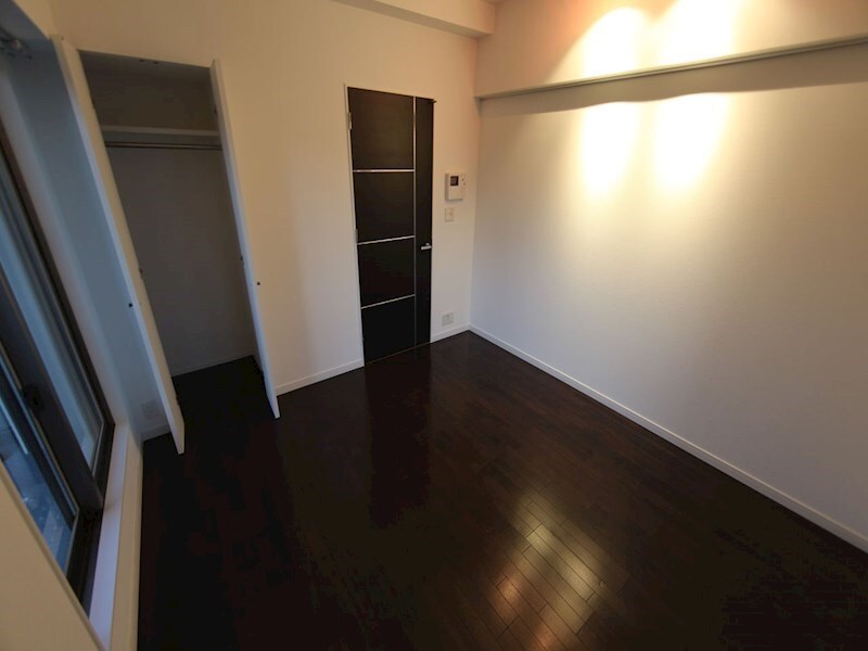 物件内観写真14　(洋室7帖　クローゼット（収納充実してます）)