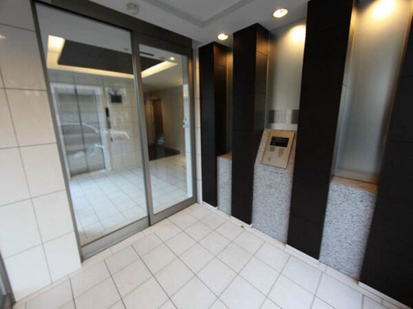 エントランス(エントランス　オートロック　宅配ＢＯＸ　防犯カメラ)