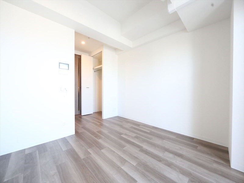 物件内観写真2　(洋室7.4帖　クローゼット付（収納充実してます）)