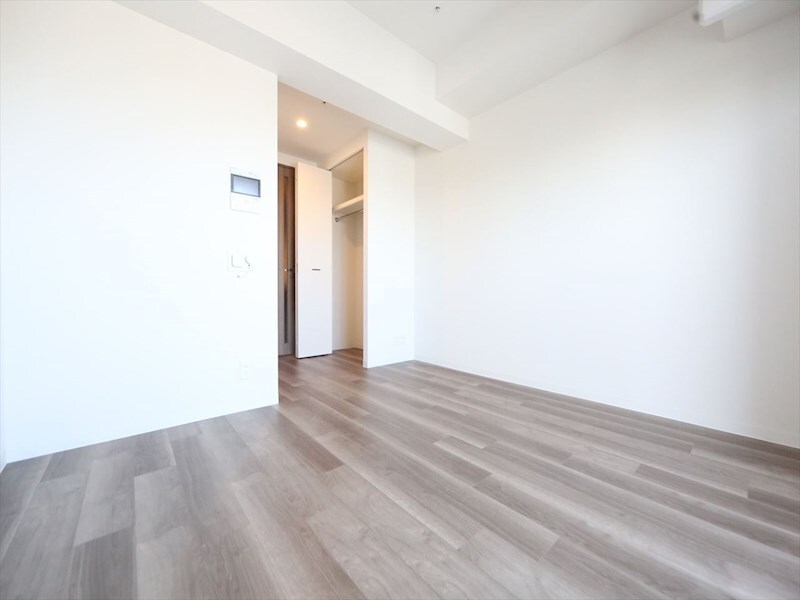 物件内観写真2　(洋室7.4帖　クローゼット付（収納充実してます）)