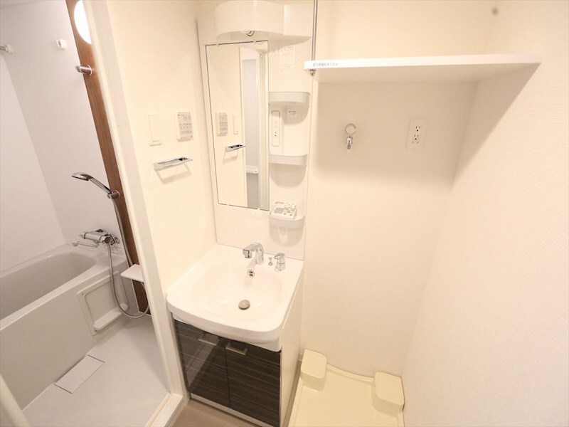 物件内観写真3　(脱衣所　独立洗面台（シャンプードレッサー付）収納スペース有)