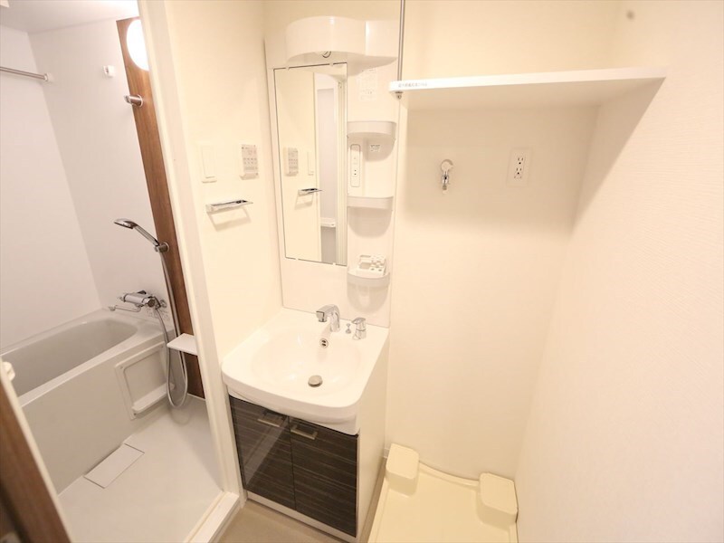 物件内観写真3　(脱衣所　独立洗面台（シャンプードレッサー付）収納スペース有)