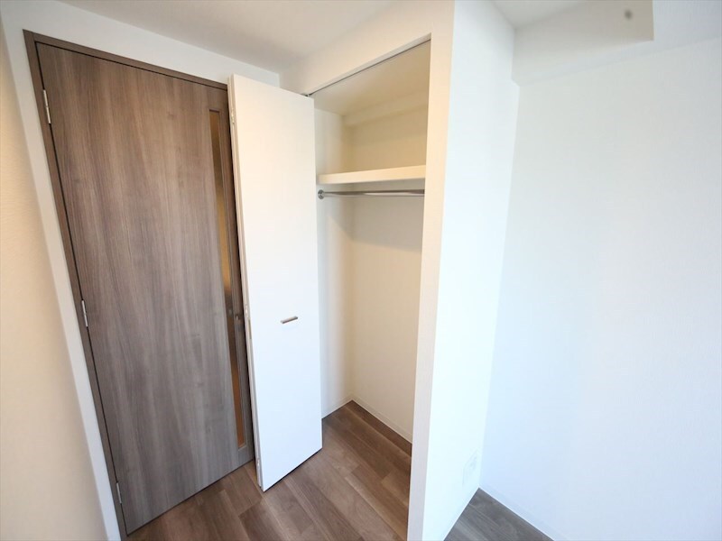 物件内観写真6　(クローゼット（収納充実してます）)