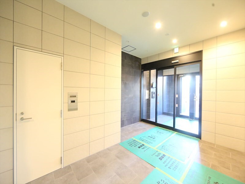 物件内観写真13　(エントランス　オートロック　宅配ＢＯＸ　防犯カメラ)