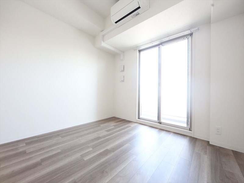 物件内観写真14　(洋室7.4帖　エアコン完備　バルコニー)