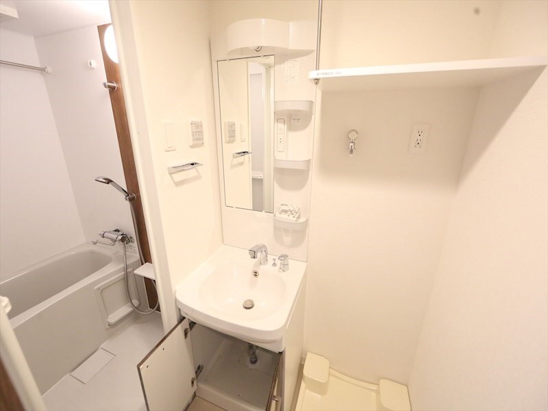 物件内観写真17　(脱衣所　独立洗面台（シャンプードレッサー付）収納スペース有)