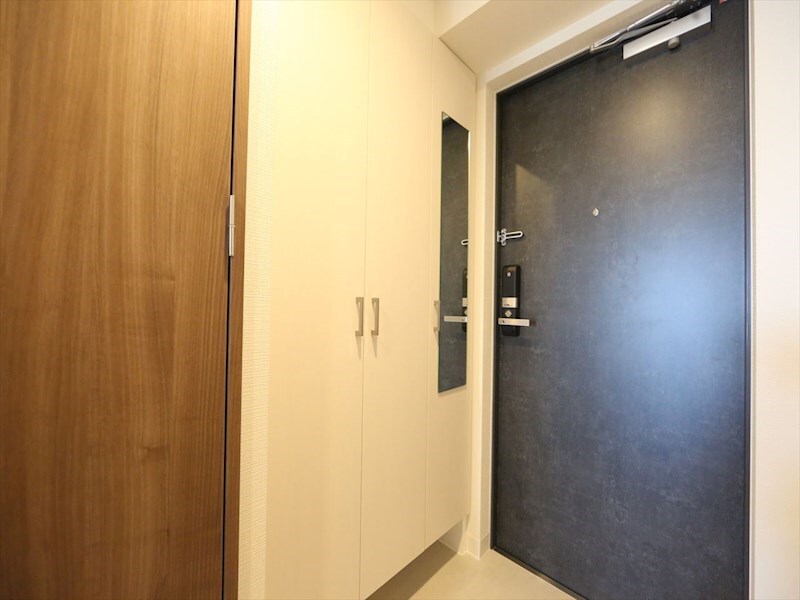 物件内観写真18　(玄関　シューズボックス付（収納充実してます）)