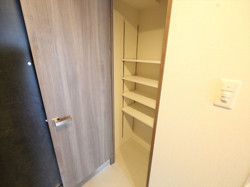 物件内観写真18　(玄関収納（収納充実してます）)