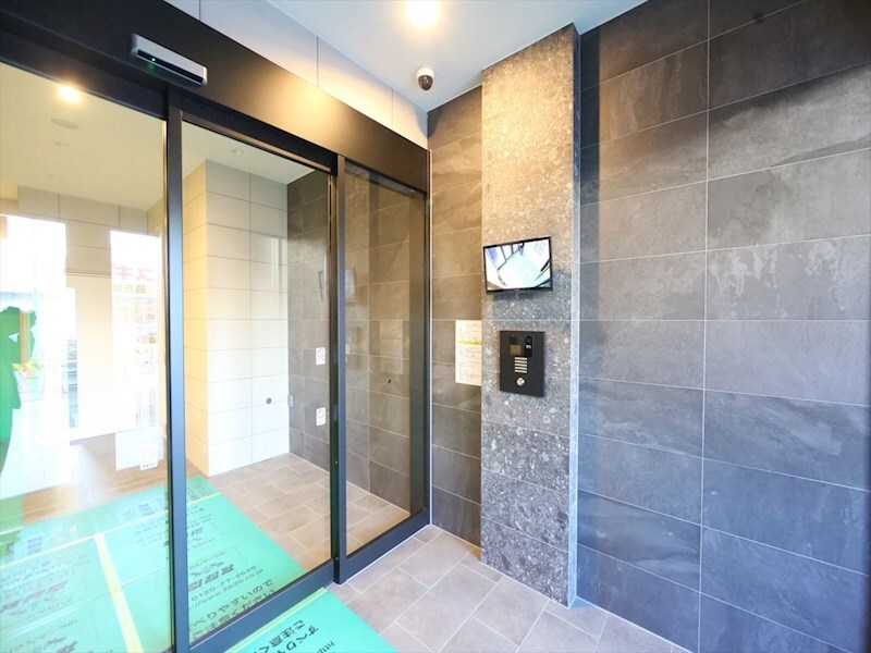 物件内観写真28　(エントランス　オートロック付　防犯カメラ付)