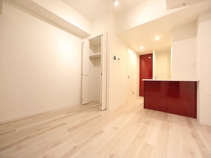 物件内観写真2　(洋室9.3帖　カウンターキッチン　クローゼット付)