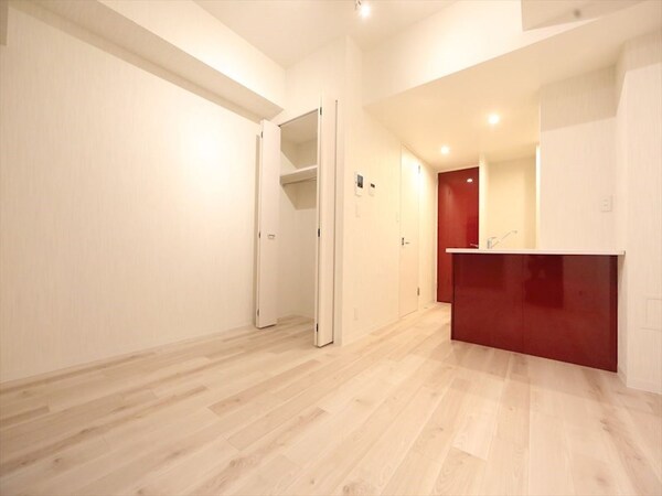 リビング(洋室9.3帖　カウンターキッチン　クローゼット付)