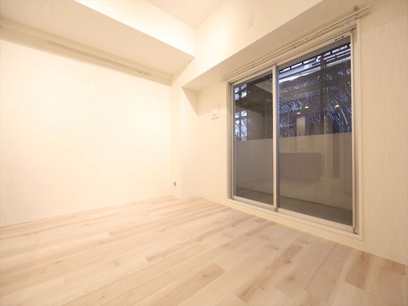 物件内観写真10　(洋室10.5帖　エアコン完備　バルコニー)