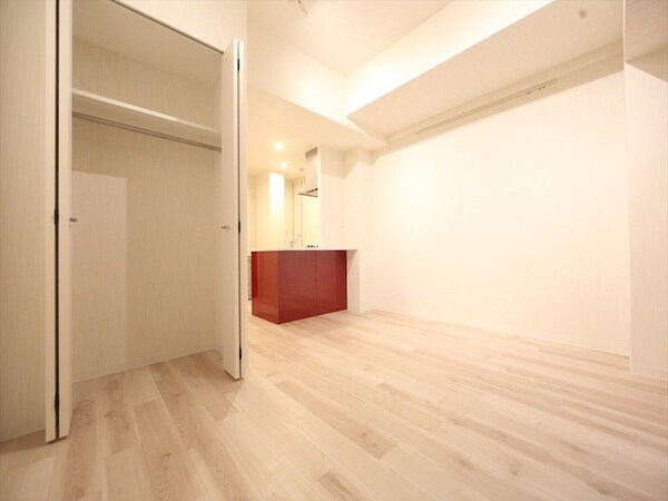 リビング(洋室9.3帖　クローゼット付（収納充実してます）)