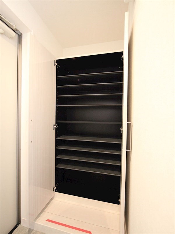 物件内観写真8　(玄関　シューズボックス付（収納充実してます）)