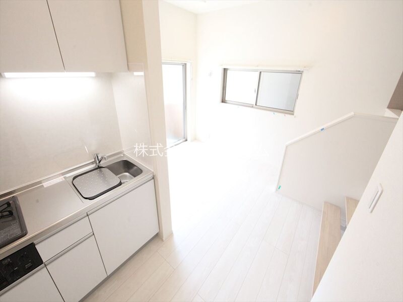 物件内観写真15　(ＬＤＫ8帖　システムキッチン　エアコン完備　バルコニー)