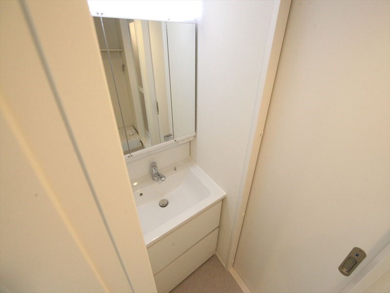 物件内観写真20　(脱衣所　独立洗面台（シャンプードレッサー付）収納スペース有)