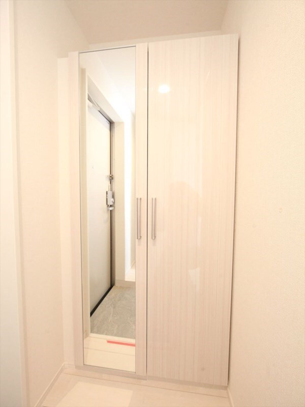 物件内観写真23　(玄関　シューズボックス付（収納充実してます）)