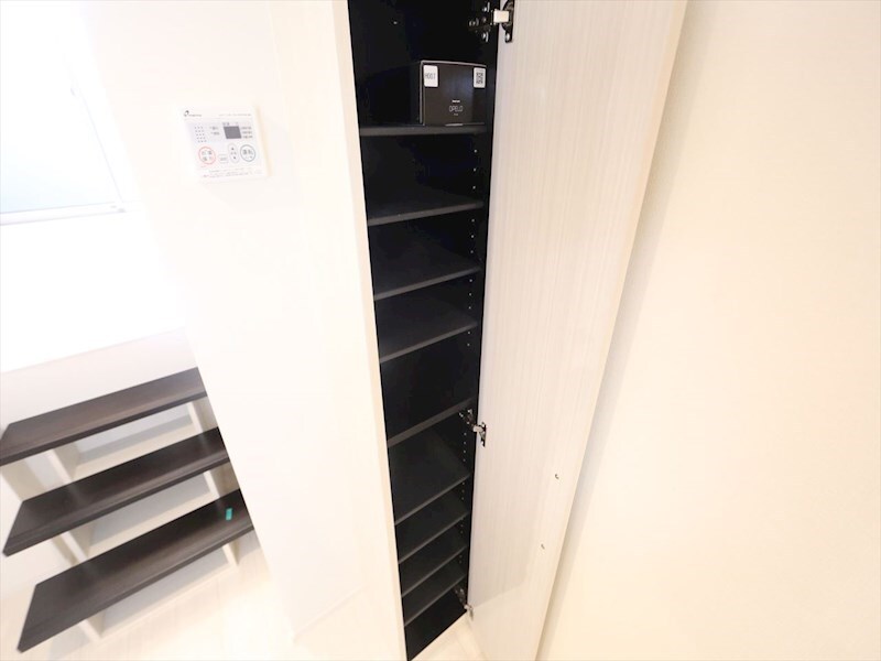 物件内観写真10　(玄関　シューズボックス付（収納充実してます）　同仕様写真)