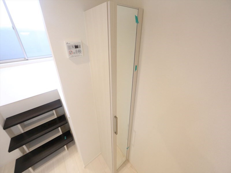 物件内観写真23　(玄関　シューズボックス付（収納充実してます）　同仕様写真)