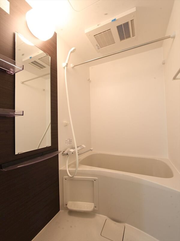 物件内観写真3　(バスルーム　浴室暖房乾燥機付き)