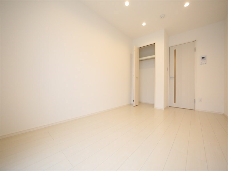 物件内観写真9　(洋室6.9帖　クローゼット付（収納充実してます）)