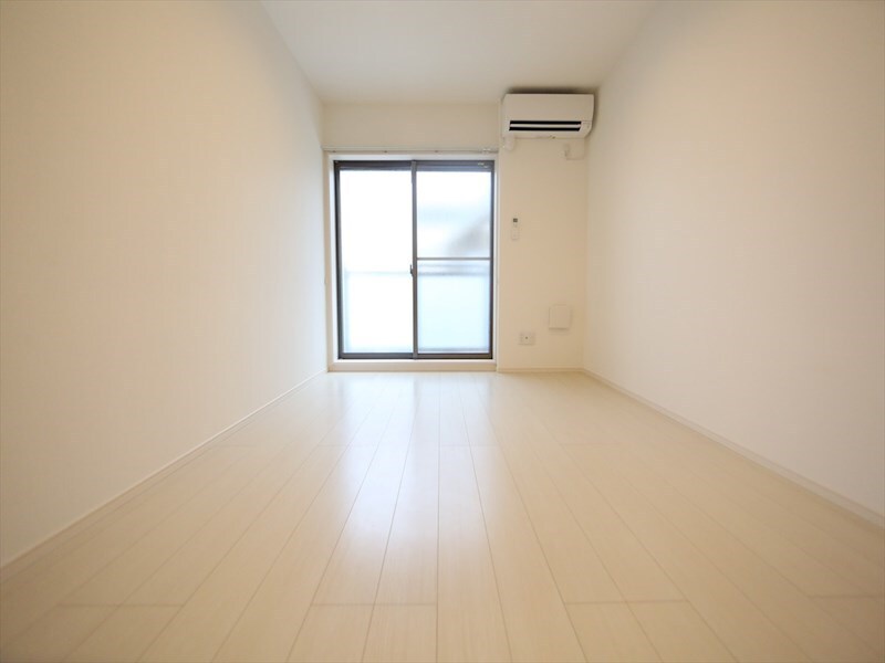 物件内観写真10　(洋室6.9帖　エアコン完備　クローゼット付　バルコニー)