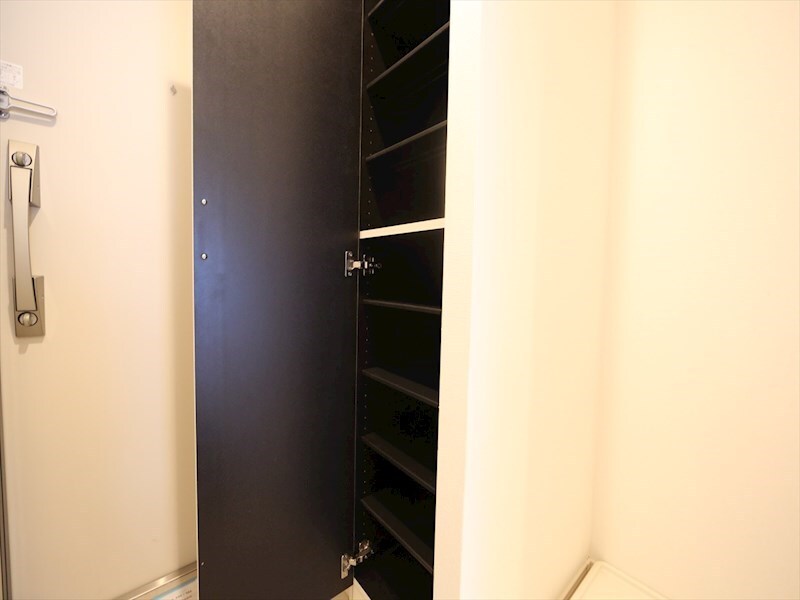 物件内観写真18　(玄関　シューズボックス付（収納充実してます）)