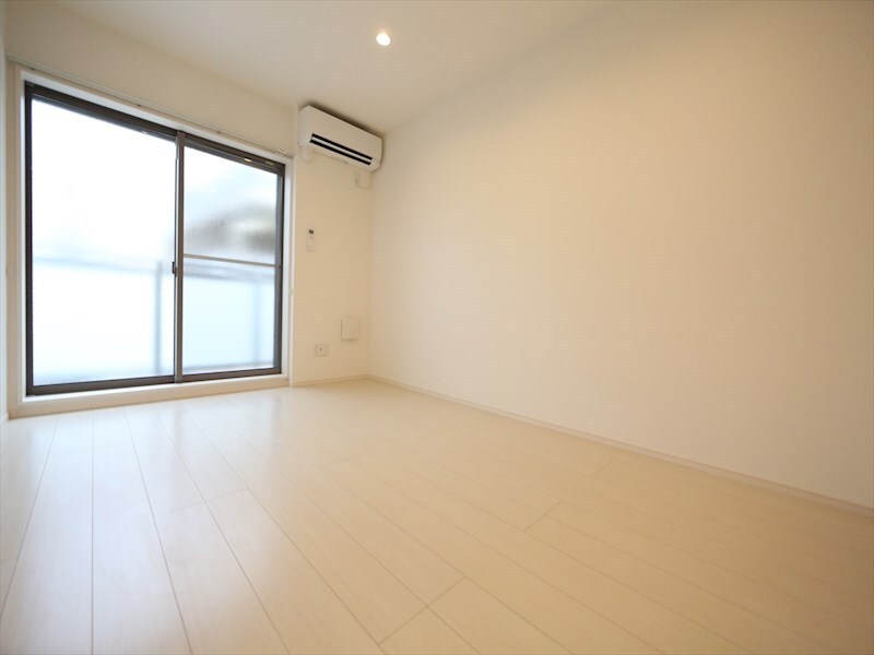 物件内観写真21　(洋室6.9帖　エアコン完備　クローゼット付　バルコニー)