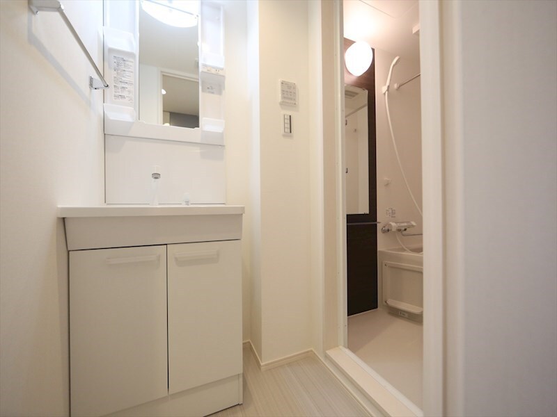 物件内観写真23　(脱衣所　独立洗面台（シャンプードレッサー付）収納スペース有)