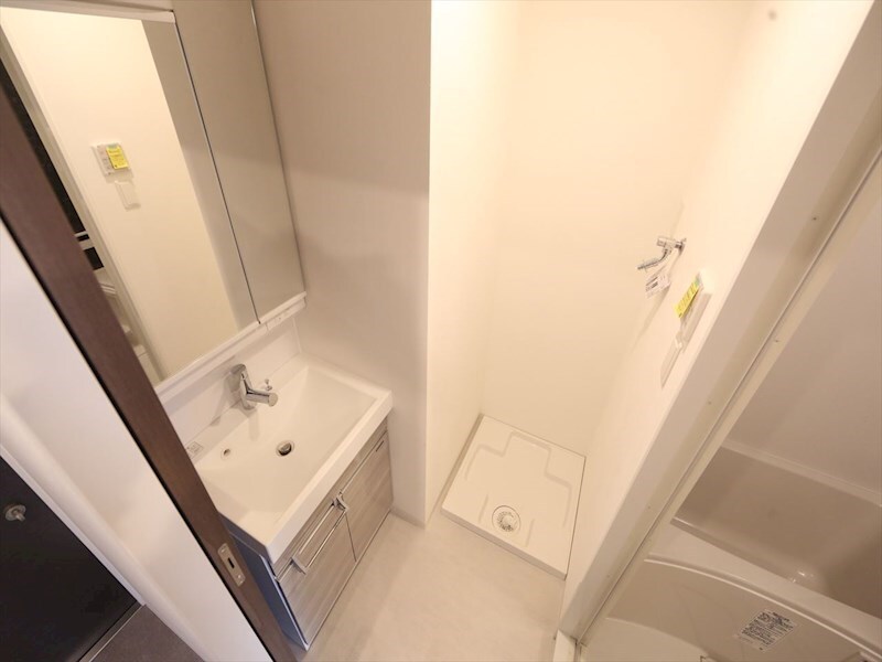 物件内観写真4　(脱衣所　独立洗面台（シャンプードレッサー付）収納スペース有)