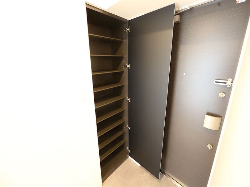 物件内観写真8　(玄関　シューズボックス付（収納充実してます）)