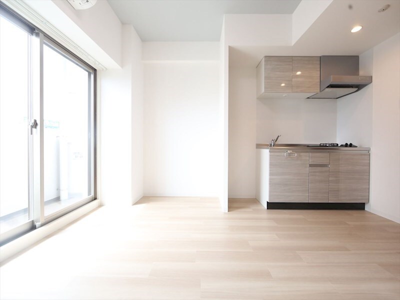 物件内観写真9　(洋室8.6帖　システムキッチン　エアコン完備　バルコニー)