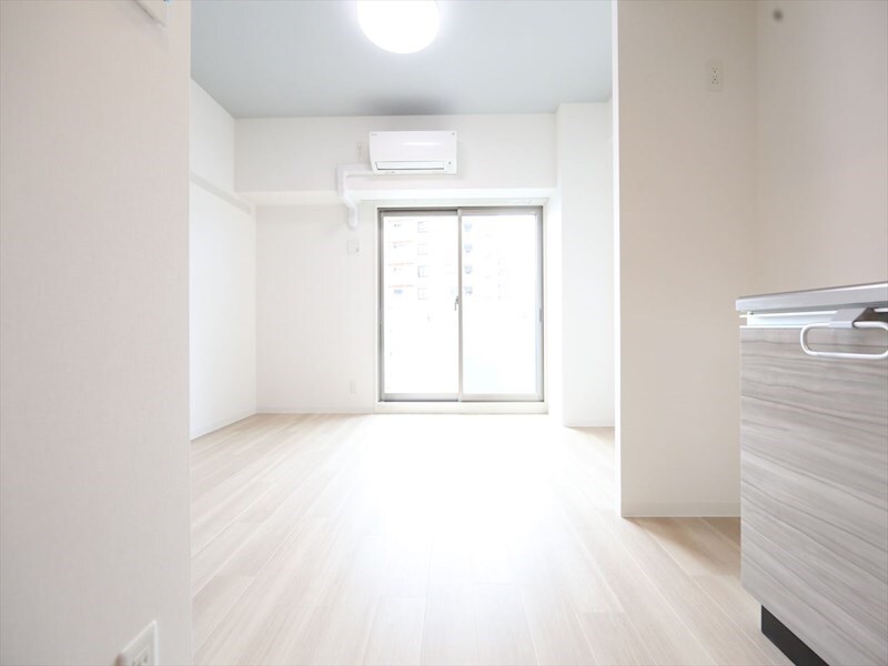 物件内観写真10　(洋室8.6帖　エアコン完備　バルコニー)