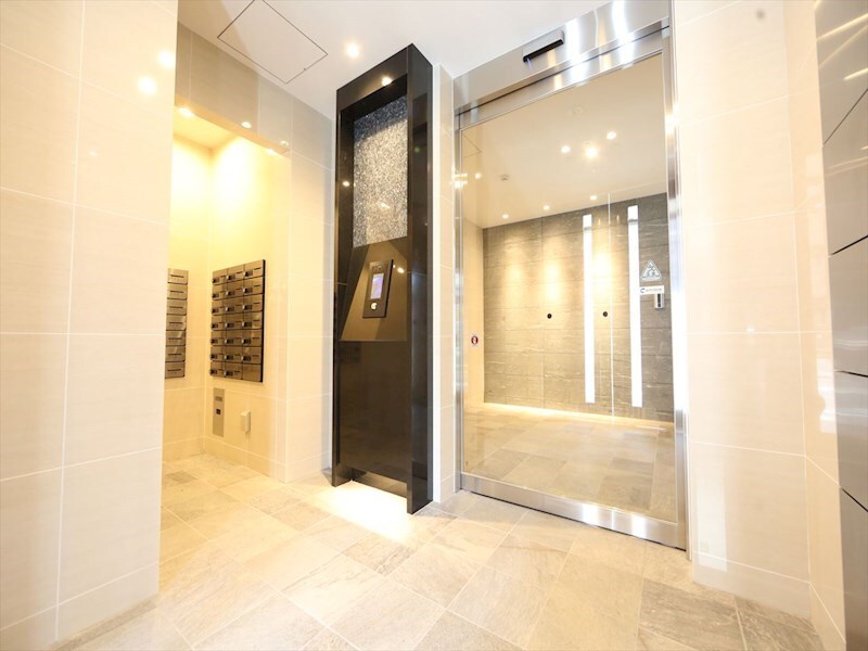 物件内観写真13　(エントランス　オートロック　宅配ＢＯＸ　防犯カメラ)