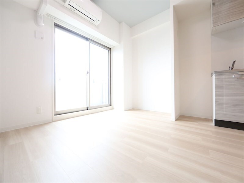 物件内観写真15　(洋室8.6帖　システムキッチン　エアコン完備　バルコニー)