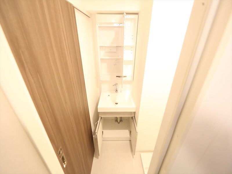 物件内観写真18　(脱衣所　独立洗面台（シャンプードレッサー付）収納スペース有)