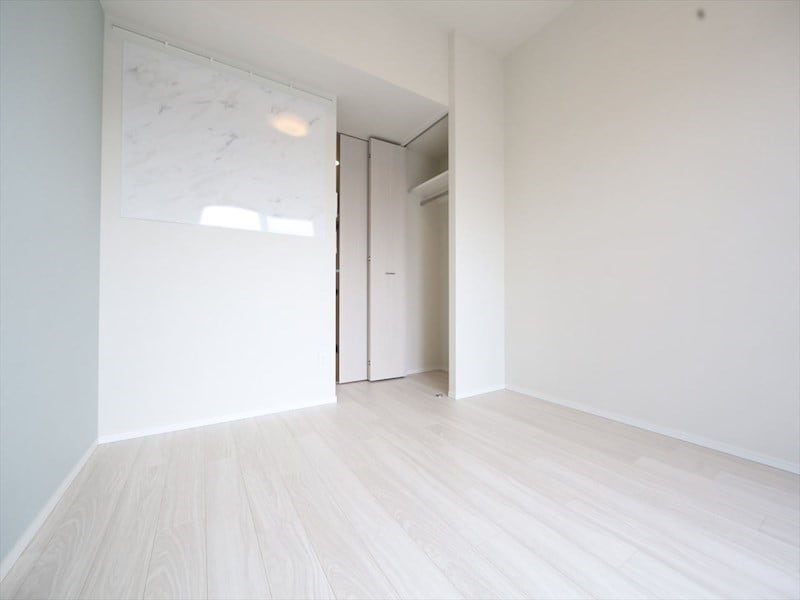 物件内観写真2　(洋室6.1帖　クローゼット付（収納充実してます）)