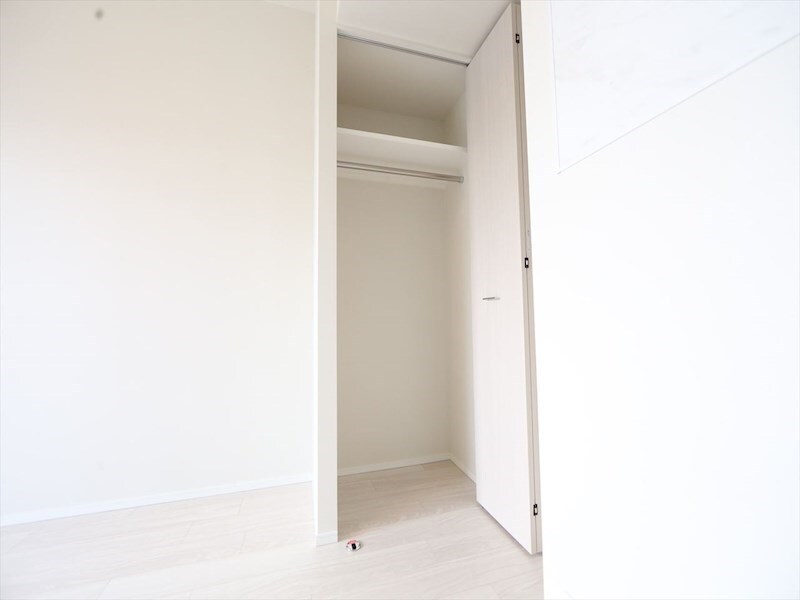 物件内観写真6　(クローゼット（収納充実してます）)