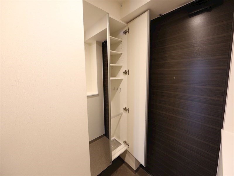 物件内観写真8　(玄関　シューズボックス付（収納充実してます）)