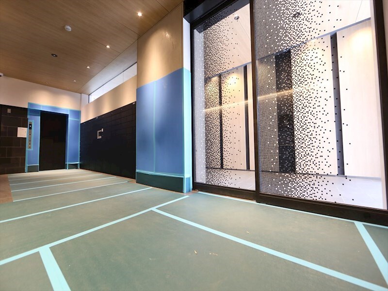 物件内観写真13　(エントランス　オートロック　宅配ＢＯＸ　防犯カメラ)