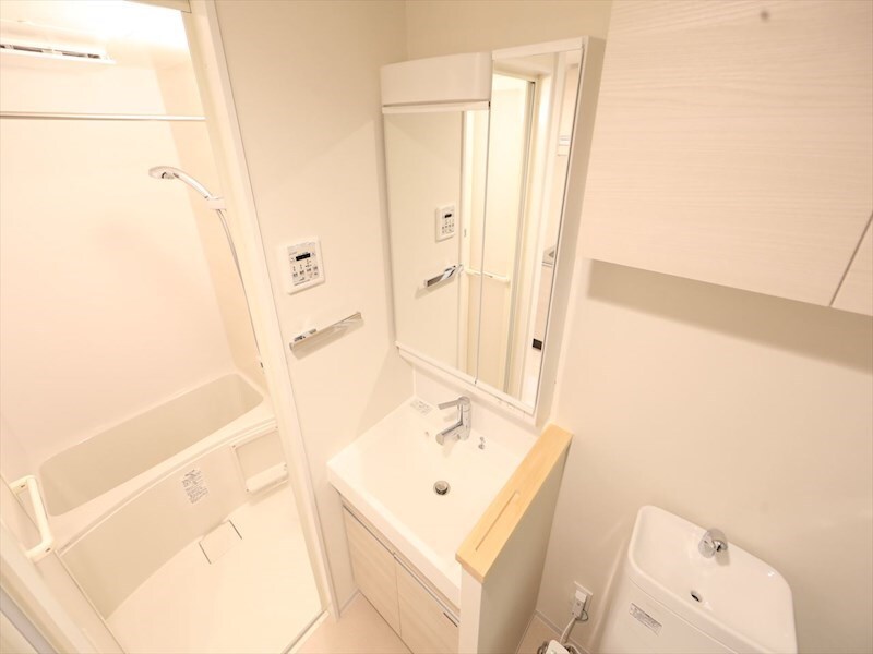 物件内観写真24　(脱衣所　独立洗面台（シャンプードレッサー付）収納スペース有)