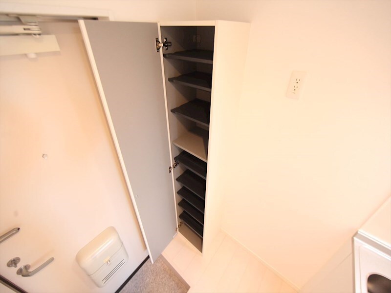 物件内観写真8　(玄関　シューズボックス付（収納充実してます）)