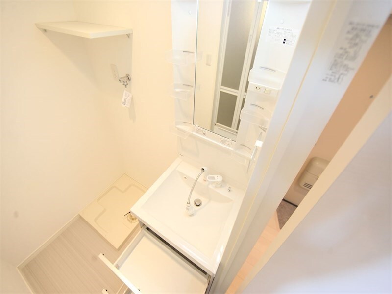 物件内観写真19　(脱衣所　独立洗面台（シャンプードレッサー付）収納スペース有)